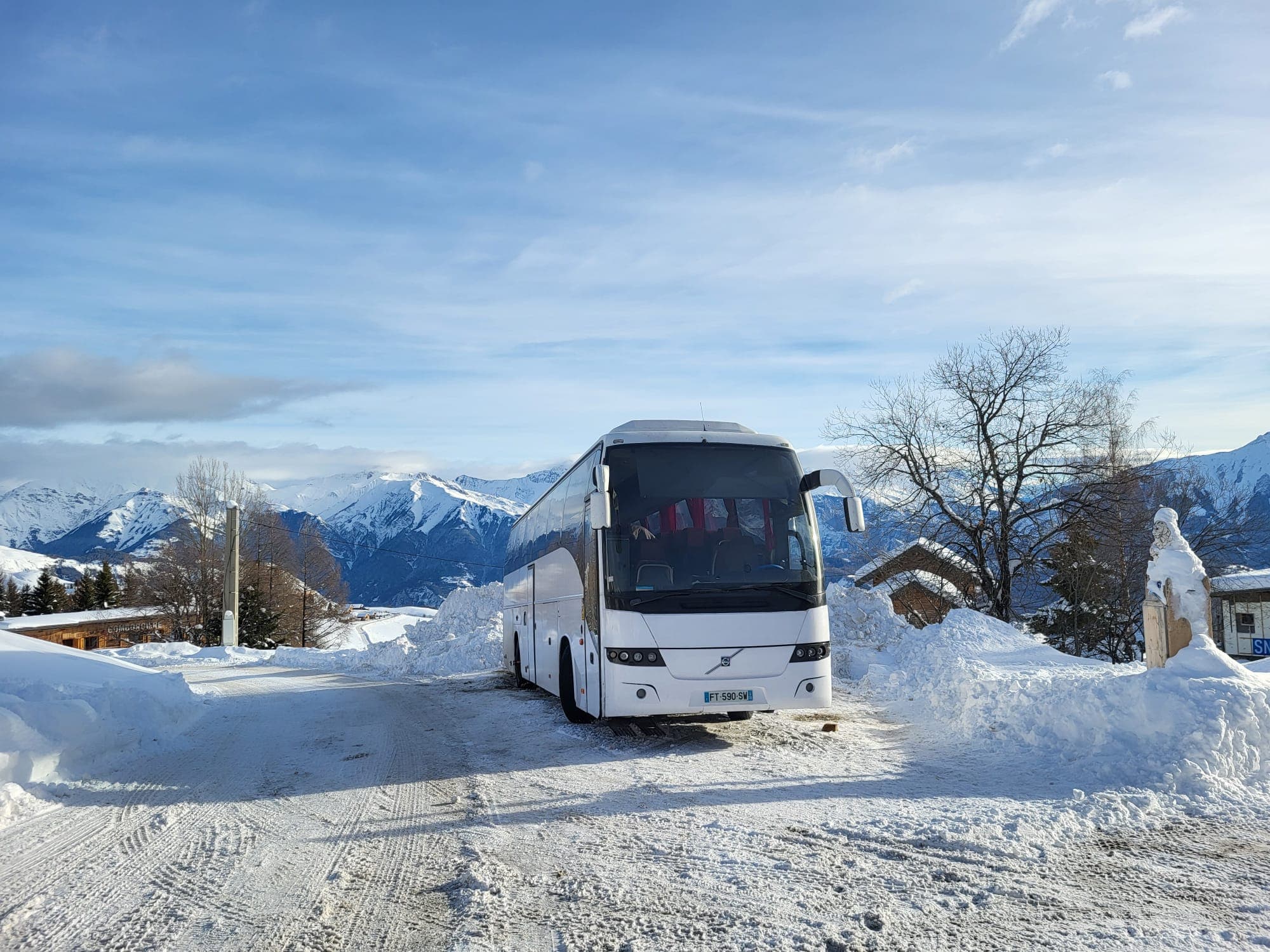 Autocar Volvo 52 places DC Cars dans les Alpes - Transport touristique Hautes-Alpes