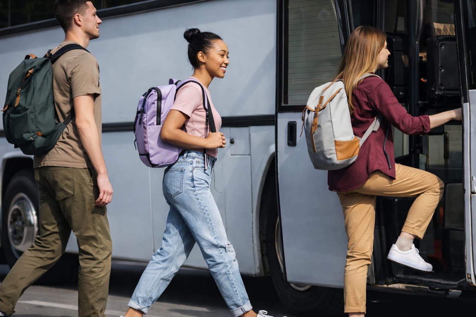 Passagers montant dans le bus