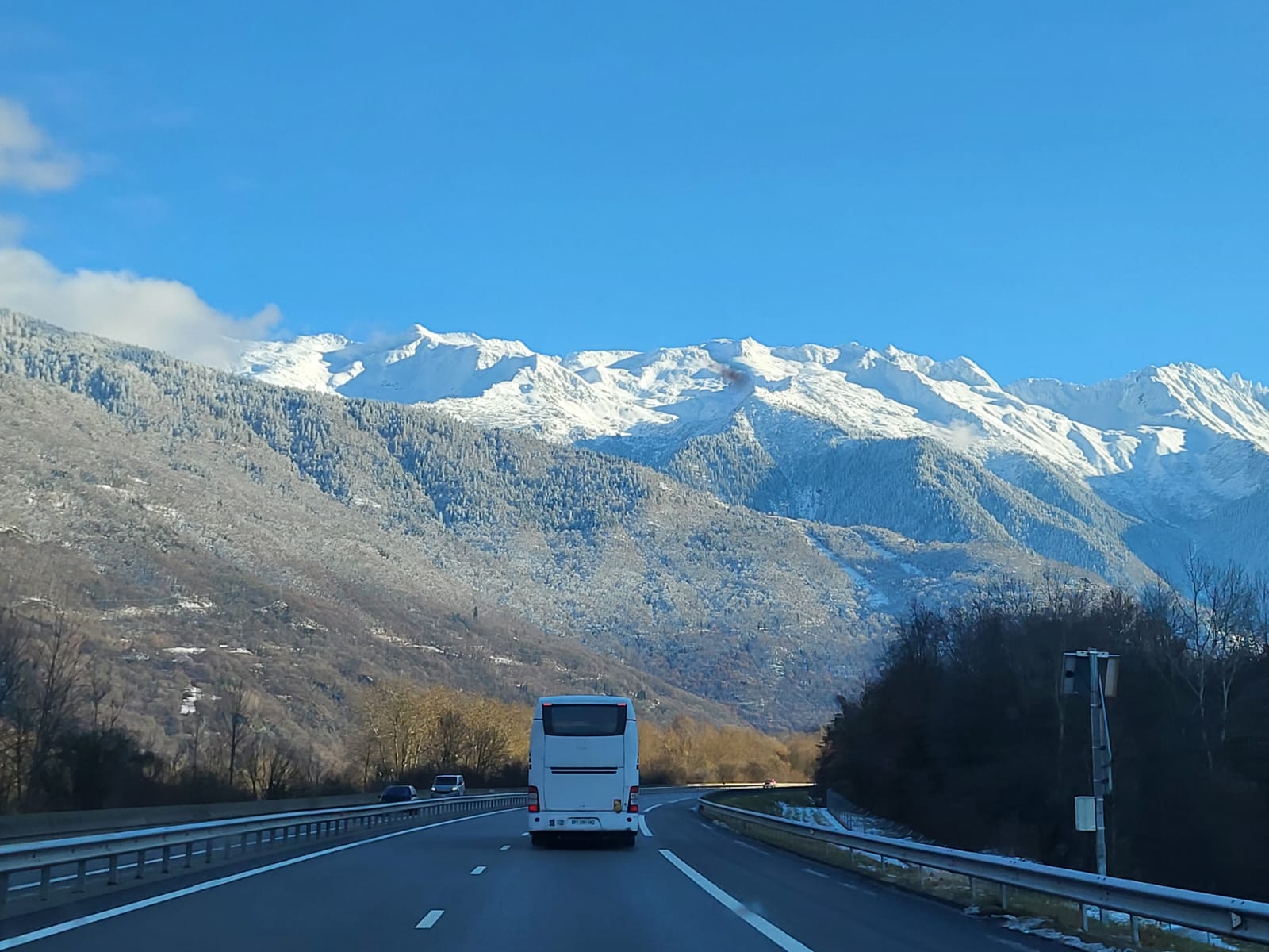 Transport Alpes en autocar sur autoroute vers les montagnes