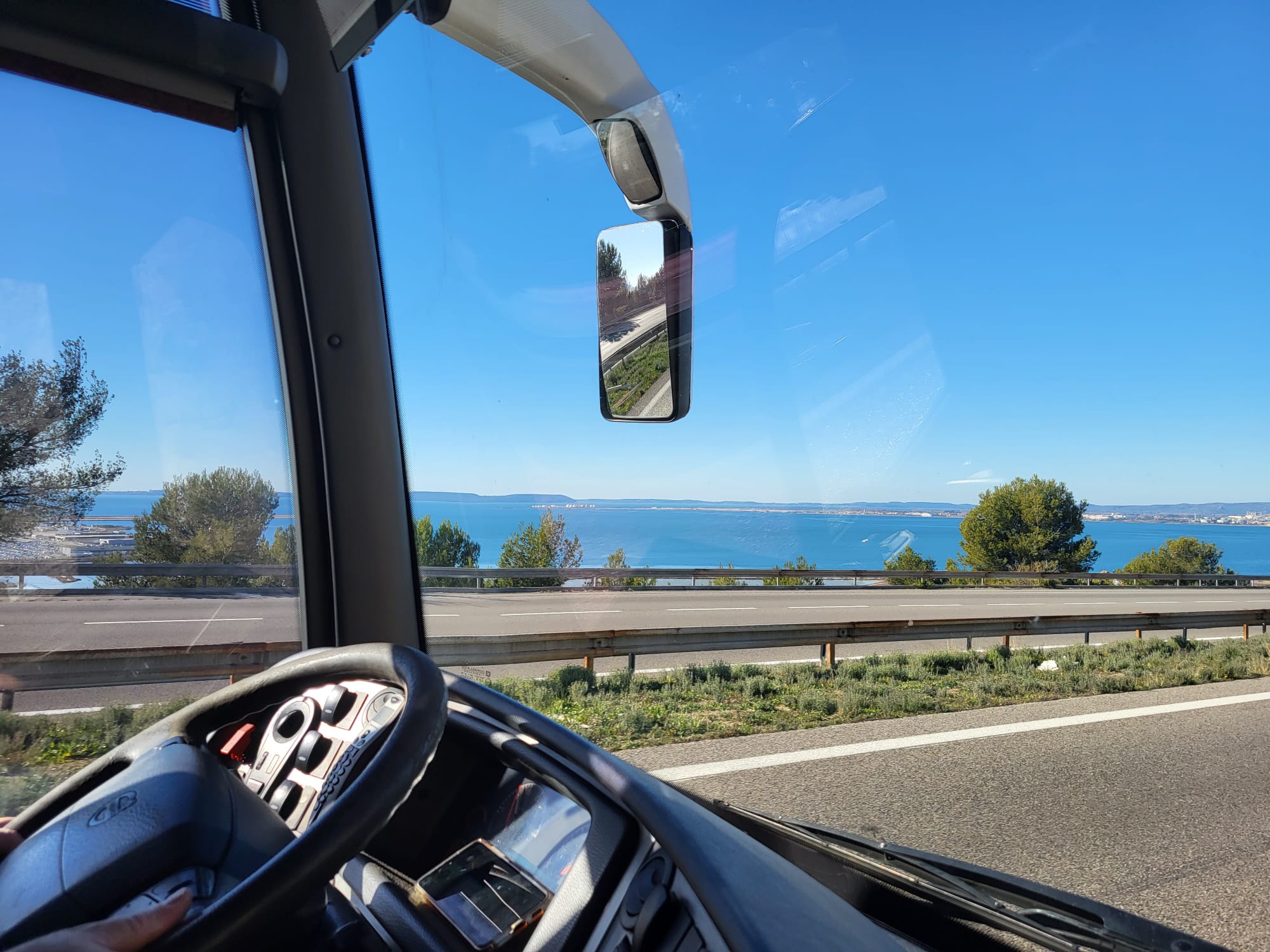Autocar sur l'autoroute vue mer - location autocar Côte d'Azur